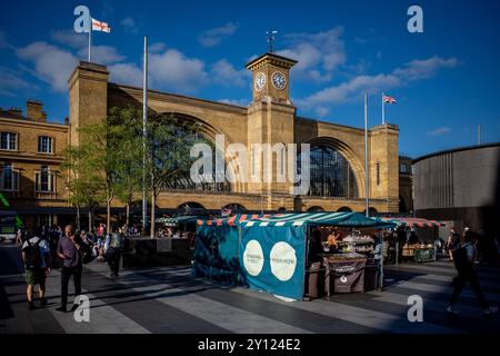 Kings Cross Station London Food Market, die Front der Londoner Kings Cross Station, wurde im Jahr 1852 eröffnet. Lebensmittelstände auf dem Bahnhofsplatz. Stockfoto