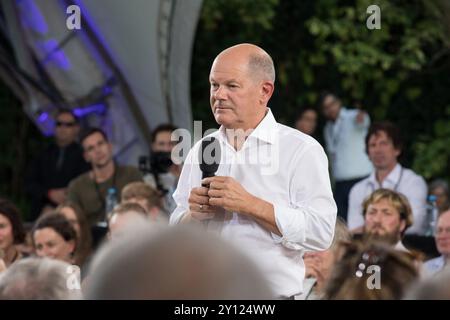 Bundeskanzler Olaf Scholz führte am Mittwochabend, 4. September 2024, während der letzten Ausgabe der KanzlerGESPRAECH, die in der UFA-Fabrik in Berlin stattfand, ein ehrliches Gespräch mit Bürgern. Die Veranstaltung, die auf der offiziellen Website der Regierung live gestreamt wurde, bot dem Kanzler eine Plattform, um direkt von der Öffentlichkeit über ihre Bedenken und Erwartungen an die Regierung zu hören. Scholz beschäftigte sich mit vielen dringlichen Themen, darunter der anhaltenden Debatte über Migration und dem Aufstieg rechtsextremer Politik in Deutschland. Auf Fragen der Bürger geht er auf die Herausforderungen der po ein Stockfoto