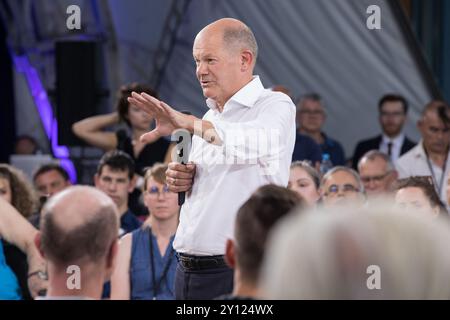 Bundeskanzler Olaf Scholz führte am Mittwochabend, 4. September 2024, während der letzten Ausgabe der KanzlerGESPRAECH, die in der UFA-Fabrik in Berlin stattfand, ein ehrliches Gespräch mit Bürgern. Die Veranstaltung, die auf der offiziellen Website der Regierung live gestreamt wurde, bot dem Kanzler eine Plattform, um direkt von der Öffentlichkeit über ihre Bedenken und Erwartungen an die Regierung zu hören. Scholz beschäftigte sich mit vielen dringlichen Themen, darunter der anhaltenden Debatte über Migration und dem Aufstieg rechtsextremer Politik in Deutschland. Auf Fragen der Bürger geht er auf die Herausforderungen der po ein Stockfoto