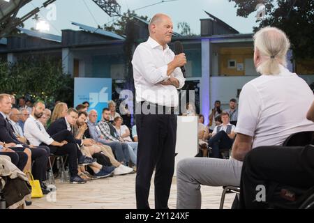 Bundeskanzler Olaf Scholz führte am Mittwochabend, 4. September 2024, während der letzten Ausgabe der KanzlerGESPRAECH, die in der UFA-Fabrik in Berlin stattfand, ein ehrliches Gespräch mit Bürgern. Die Veranstaltung, die auf der offiziellen Website der Regierung live gestreamt wurde, bot dem Kanzler eine Plattform, um direkt von der Öffentlichkeit über ihre Bedenken und Erwartungen an die Regierung zu hören. Scholz beschäftigte sich mit vielen dringlichen Themen, darunter der anhaltenden Debatte über Migration und dem Aufstieg rechtsextremer Politik in Deutschland. Auf Fragen der Bürger geht er auf die Herausforderungen der po ein Stockfoto