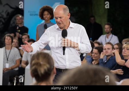 Bundeskanzler Olaf Scholz führte am Mittwochabend, 4. September 2024, während der letzten Ausgabe der KanzlerGESPRAECH, die in der UFA-Fabrik in Berlin stattfand, ein ehrliches Gespräch mit Bürgern. Die Veranstaltung, die auf der offiziellen Website der Regierung live gestreamt wurde, bot dem Kanzler eine Plattform, um direkt von der Öffentlichkeit über ihre Bedenken und Erwartungen an die Regierung zu hören. Scholz beschäftigte sich mit vielen dringlichen Themen, darunter der anhaltenden Debatte über Migration und dem Aufstieg rechtsextremer Politik in Deutschland. Auf Fragen der Bürger geht er auf die Herausforderungen der po ein Stockfoto