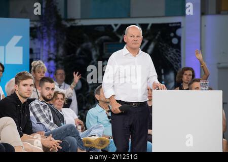 Bundeskanzler Olaf Scholz führte am Mittwochabend, 4. September 2024, während der letzten Ausgabe der KanzlerGESPRAECH, die in der UFA-Fabrik in Berlin stattfand, ein ehrliches Gespräch mit Bürgern. Die Veranstaltung, die auf der offiziellen Website der Regierung live gestreamt wurde, bot dem Kanzler eine Plattform, um direkt von der Öffentlichkeit über ihre Bedenken und Erwartungen an die Regierung zu hören. Scholz beschäftigte sich mit vielen dringlichen Themen, darunter der anhaltenden Debatte über Migration und dem Aufstieg rechtsextremer Politik in Deutschland. Auf Fragen der Bürger geht er auf die Herausforderungen der po ein Stockfoto