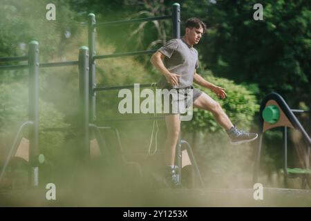 Mann, der Calisthenics im Outdoor Park macht und ein Workout genießt Stockfoto