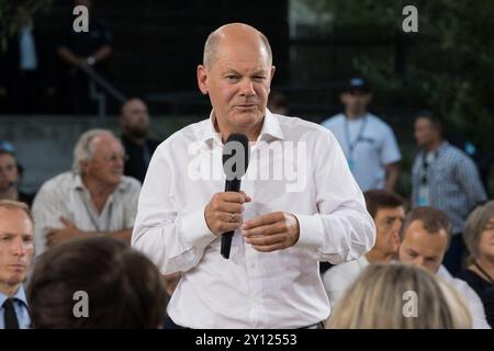 Berlin, Deutschland. September 2024. Bundeskanzler Olaf Scholz führte am Mittwochabend, 4. September 2024, während der letzten Ausgabe der KanzlerGESPRAECH, die in der UFA-Fabrik in Berlin stattfand, ein ehrliches Gespräch mit Bürgern. Die Veranstaltung, die auf der offiziellen Website der Regierung live gestreamt wurde, bot dem Kanzler eine Plattform, um direkt von der Öffentlichkeit über ihre Bedenken und Erwartungen an die Regierung zu hören. Scholz beschäftigte sich mit vielen dringlichen Themen, darunter der anhaltenden Debatte über Migration und dem Aufstieg rechtsextremer Politik in Deutschland. Antworten auf Fragen von Cit Stockfoto