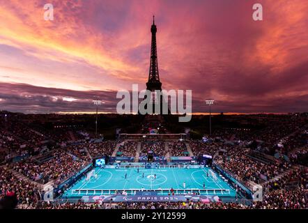 PARIS, FRANKREICH - 03. SEPTEMBER: Überblick aus der Eiffelarena mit Sonnenaufgang beim blinden Fussballspiel zwischen Frankreich und der Türkei bei den Paralympischen Sommerspielen 2024 2024 in Paris, Frankreich. (Foto: Mika Volkmann/DBS) Credit: Mika Volkmann/Alamy Live News Stockfoto