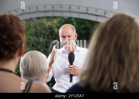 Berlin, Deutschland. September 2024. Bundeskanzler Olaf Scholz führte am Mittwochabend, 4. September 2024, während der letzten Ausgabe der KanzlerGESPRAECH, die in der UFA-Fabrik in Berlin stattfand, ein ehrliches Gespräch mit Bürgern. Die Veranstaltung, die auf der offiziellen Website der Regierung live gestreamt wurde, bot dem Kanzler eine Plattform, um direkt von der Öffentlichkeit über ihre Bedenken und Erwartungen an die Regierung zu hören. Scholz beschäftigte sich mit vielen dringlichen Themen, darunter der anhaltenden Debatte über Migration und dem Aufstieg rechtsextremer Politik in Deutschland. Antworten auf Fragen von Cit Stockfoto