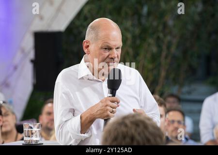 Berlin, Deutschland. September 2024. Bundeskanzler Olaf Scholz führte am Mittwochabend, 4. September 2024, während der letzten Ausgabe der KanzlerGESPRAECH, die in der UFA-Fabrik in Berlin stattfand, ein ehrliches Gespräch mit Bürgern. Die Veranstaltung, die auf der offiziellen Website der Regierung live gestreamt wurde, bot dem Kanzler eine Plattform, um direkt von der Öffentlichkeit über ihre Bedenken und Erwartungen an die Regierung zu hören. Scholz beschäftigte sich mit vielen dringlichen Themen, darunter der anhaltenden Debatte über Migration und dem Aufstieg rechtsextremer Politik in Deutschland. Antworten auf Fragen von Cit Stockfoto