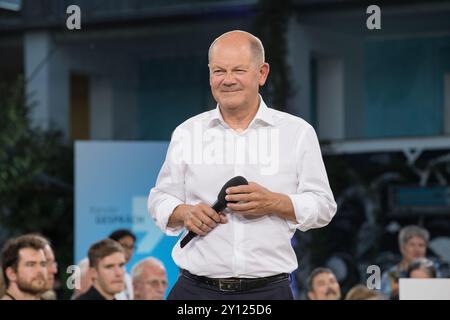 Berlin, Deutschland. September 2024. Bundeskanzler Olaf Scholz führte am Mittwochabend, 4. September 2024, während der letzten Ausgabe der KanzlerGESPRAECH, die in der UFA-Fabrik in Berlin stattfand, ein ehrliches Gespräch mit Bürgern. Die Veranstaltung, die auf der offiziellen Website der Regierung live gestreamt wurde, bot dem Kanzler eine Plattform, um direkt von der Öffentlichkeit über ihre Bedenken und Erwartungen an die Regierung zu hören. Scholz beschäftigte sich mit vielen dringlichen Themen, darunter der anhaltenden Debatte über Migration und dem Aufstieg rechtsextremer Politik in Deutschland. Antworten auf Fragen von Cit Stockfoto