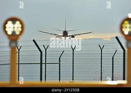 4.9.2024 Abschiebungssymbol. Abschiebeflug ein landendes Flugzeug überfliegt die Umzäunung des Frankfurter Flughafens. Frankfurt am Main Fraport Hessen Deutschland *** 4 9 2024 Abschiebung Symbol Abschiebeflug Ein Landungsflugzeug fliegt über den Zaun des Frankfurter Flughafens Frankfurt am Main Fraport Hessen Deutschland Stockfoto