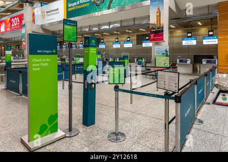 Leere Aer Lingus Check-in-Schalter am Flughafen Cork (ORK), Irland. Stockfoto