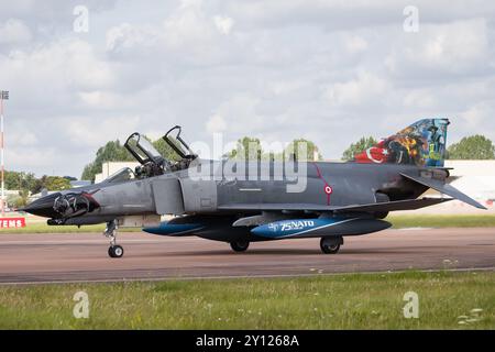 Die türkische Luftwaffe F-4E Phantom II kommt bei der Royal International Air Tattoo 2024 an. Stockfoto