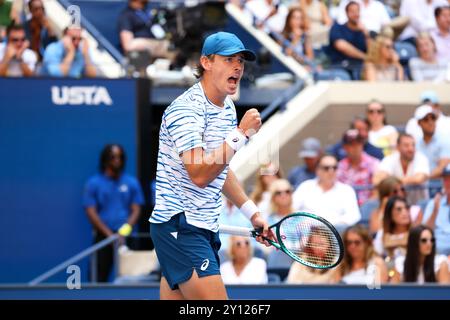 Flushing Meadows, US Open: Alex de Minaur aus Australien. September 2024. Feiert einen Punkt während seines Viertelfinalspiels gegen Jack Draper aus Großbritannien bei den US Open heute. Quelle: Adam Stoltman/Alamy Live News Stockfoto