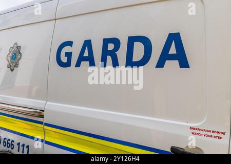 Garda-Logo auf der Seite eines Garda-Transporters in Irland. Stockfoto