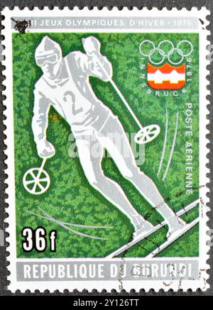 Gestempelte Briefmarke von Burundi, die Slalom, Olympische Winterspiele 1976 - Innsbruck, um 1976 zeigt. Stockfoto