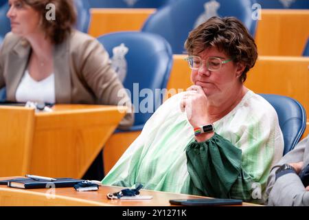 03.09.2009 Dutch Tweede Kamer Plenardebatte DEN HAAG, NIEDERLANDE - 3. SEPTEMBER 2024: Jacqueline van den Hil VVVD während der Plenardebatte im Tweede Kamer am 3. September 2024 in den Haag, Niederlande den Haag Tweede Kamer Niederlande Inhalte können in den Niederlanden nicht direkt oder indirekt über Dritte weiterverbreitet werden. Copyright: XJohnxBeckmannx Stockfoto