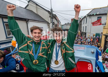 Die irischen Olympiasieger Paul O'Donovan und Fintan McCarthy in einem offenen Bus auf ihrem Heimweg in Skibbereen, West Cork, Irland. Stockfoto