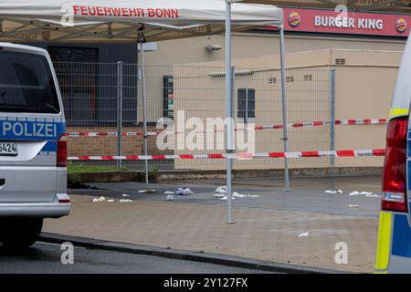 Polizeieinsatz nach Messerangriff in Bonn 04.09.2024 zwei Menschen wurden durch einen Messerangriff verletzt. Die Polizei schoss auf den mutmasslichen Verdächtigen, nachdem er laut Zeugenaussagen auch sie ver der Festnahme mit einem Messer angreifen will, das er aus seinem Rucksack zog. Der verdächtige starb darauf nach einer not OP. Ein Hubschrauber kam bei der Fahndung zum Einsatz. Die Umgebung um den Tatort an der Bornheimer und Brühler Straße wurde weiträumig gesperrt. 04.09.2024 Bonn Nordrhein-Westfalen Deutschland *** Polizeieinsatz nach Messerangriff in Bonn 04 09 2024 zwei Personen Stockfoto