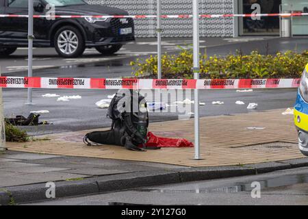 Polizeieinsatz nach Messerangriff in Bonn 04.09.2024 zwei Menschen wurden durch einen Messerangriff verletzt. Die Polizei schoss auf den mutmasslichen Verdächtigen, nachdem er laut Zeugenaussagen auch sie ver der Festnahme mit einem Messer angreifen will, das er aus seinem Rucksack zog. Der verdächtige starb darauf nach einer not OP. Ein Hubschrauber kam bei der Fahndung zum Einsatz. Die Umgebung um den Tatort an der Bornheimer und Brühler Straße wurde weiträumig gesperrt. 04.09.2024 Bonn Nordrhein-Westfalen Deutschland *** Polizeieinsatz nach Messerangriff in Bonn 04 09 2024 zwei Personen Stockfoto