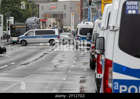 Polizeieinsatz nach Messerangriff in Bonn 04.09.2024 zwei Menschen wurden durch einen Messerangriff verletzt. Die Polizei schoss auf den mutmasslichen Verdächtigen, nachdem er laut Zeugenaussagen auch sie ver der Festnahme mit einem Messer angreifen will, das er aus seinem Rucksack zog. Der verdächtige starb darauf nach einer not OP. Ein Hubschrauber kam bei der Fahndung zum Einsatz. Die Umgebung um den Tatort an der Bornheimer und Brühler Straße wurde weiträumig gesperrt. 04.09.2024 Bonn Nordrhein-Westfalen Deutschland *** Polizeieinsatz nach Messerangriff in Bonn 04 09 2024 zwei Personen Stockfoto