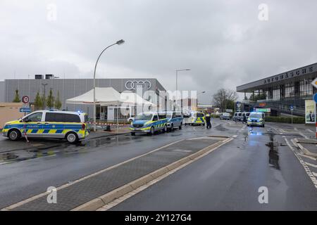 Polizeieinsatz nach Messerangriff in Bonn 04.09.2024 zwei Menschen wurden durch einen Messerangriff verletzt. Die Polizei schoss auf den mutmasslichen Verdächtigen, nachdem er laut Zeugenaussagen auch sie ver der Festnahme mit einem Messer angreifen will, das er aus seinem Rucksack zog. Der verdächtige starb darauf nach einer not OP. Ein Hubschrauber kam bei der Fahndung zum Einsatz. Die Umgebung um den Tatort an der Bornheimer und Brühler Straße wurde weiträumig gesperrt. 04.09.2024 Bonn Nordrhein-Westfalen Deutschland *** Polizeieinsatz nach Messerangriff in Bonn 04 09 2024 zwei Personen Stockfoto