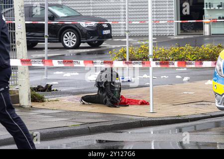 Polizeieinsatz nach Messerangriff in Bonn 04.09.2024 zwei Menschen wurden durch einen Messerangriff verletzt. Die Polizei schoss auf den mutmasslichen Verdächtigen, nachdem er laut Zeugenaussagen auch sie ver der Festnahme mit einem Messer angreifen will, das er aus seinem Rucksack zog. Der verdächtige starb darauf nach einer not OP. Ein Hubschrauber kam bei der Fahndung zum Einsatz. Die Umgebung um den Tatort an der Bornheimer und Brühler Straße wurde weiträumig gesperrt. 04.09.2024 Bonn Nordrhein-Westfalen Deutschland *** Polizeieinsatz nach Messerangriff in Bonn 04 09 2024 zwei Personen Stockfoto