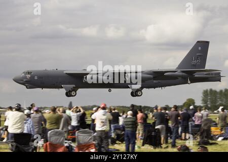 Eine USAF B-52H Stratofortress kommt bei der Royal International Air Tattoo 2024 an. Stockfoto