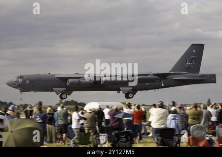 Eine USAF B-52H Stratofortress kommt bei der Royal International Air Tattoo 2024 an. Stockfoto