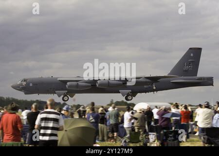 Eine USAF B-52H Stratofortress kommt bei der Royal International Air Tattoo 2024 an. Stockfoto