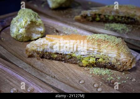 Baklava mit Eiscreme auf Holzbrett Stockfoto