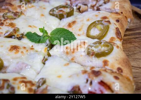 Nahaufnahme von frisch gebackenem Fatayer-Gebäck Stockfoto