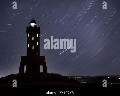 Nachtaufnahme des Darwen Tower mit Sternenpfaden Stockfoto