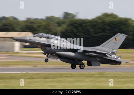 Die belgische Luftwaffe mit 2 Sitzplätzen F-16 Fighting Falcon kommt bei der Royal International Air Tattoo 2024 an. Stockfoto