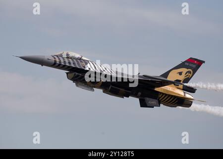 Der „Solo Turk“ F-16 Fighting Falcon bei der Royal International Air Tattoo 2024. Stockfoto