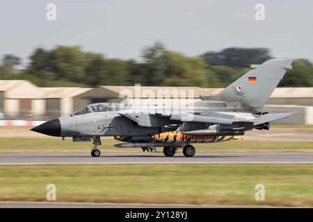 Die deutsche Luftwaffe Panavia Tornado trifft bei der Royal International Air Tattoo 2024 ein. Stockfoto