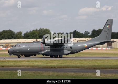 Der irische Air Corps Airbus C295 kommt bei der Royal International Air Tattoo 2024 an. Stockfoto