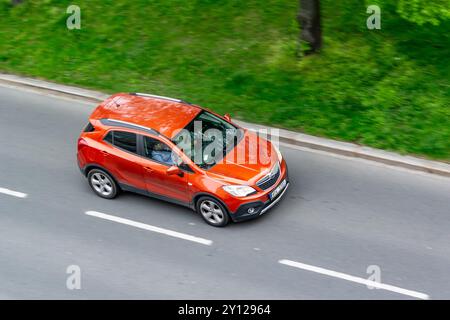 OSTRAVA, TSCHECHISCHE REPUBLIK - 10. AUGUST 2024: Opel Mokka A Crossover, Bewegungsunschärfeeffekt Stockfoto