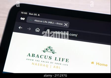 OSTRAVA, TSCHECHIEN – 25. AUGUST 2024: Abacus Life Global Alternative Asset Manager Website auf elektronischen Geräten Stockfoto