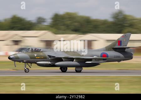 Ein Hawker Hunter, der bei der Royal International Air Tattoo 2024 ankommt. Stockfoto