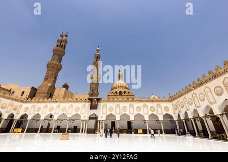 Al-Azhar Moschee, Azhar, Innenhof mit Korridor, islamische Gegend in der Altstadt von Kairo, Kairo, Ägypten, Nordafrika, Afrika Stockfoto