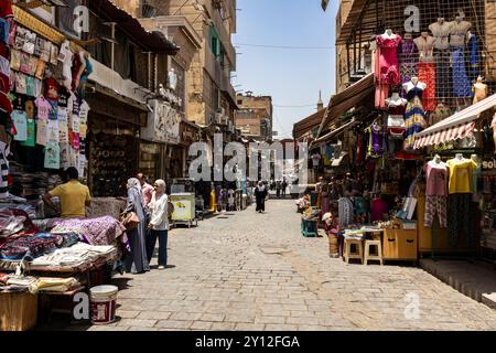 Khan al Khalili Basar, Hauptstraße mit Geschäften, islamische Gegend von Alt-Kairo, Ägypten, Nordafrika, Afrika Stockfoto