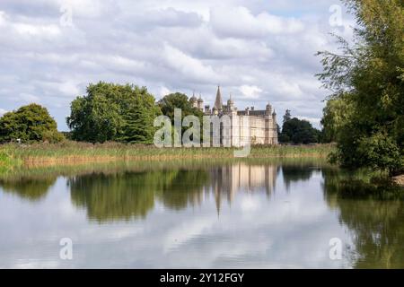 Stamford, Großbritannien. September 2024. Ein allgemeiner Blick auf Burghley House auf der anderen Seite des Sees während der Defender Burghley Horse Trials 2024 auf dem Gelände von Burghley House in Stamford, Lincolnshire, England, Großbritannien. Quelle: Jonathan Clarke/Alamy Live News Stockfoto