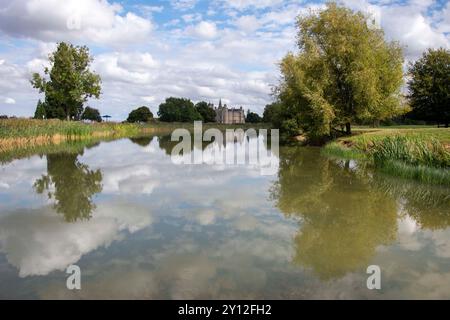 Stamford, Großbritannien. September 2024. Ein allgemeiner Blick auf Burghley House auf der anderen Seite des Sees während der Defender Burghley Horse Trials 2024 auf dem Gelände von Burghley House in Stamford, Lincolnshire, England, Großbritannien. Quelle: Jonathan Clarke/Alamy Live News Stockfoto