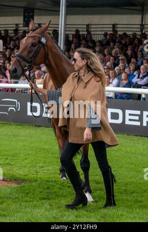 Stamford, Großbritannien. September 2024. Monica Spencer und Künstlerin repräsentierten Neuseeland bei der First Horse Inspection bei den Defender Burghley Horse Trials 2024 auf dem Gelände des Burghley House in Stamford, Lincolnshire, England. Quelle: Jonathan Clarke/Alamy Live News Stockfoto