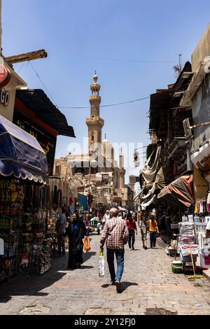 Khan al Khalili Basar, Hauptstraße und Minarett der Moschee, islamische Gegend von Alt-Kairo, Ägypten, Nordafrika, Afrika Stockfoto