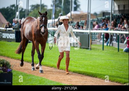 Stamford, Großbritannien. September 2024. Mia Farley und Phelps vertraten die Vereinigten Staaten von Amerika während der First Horse Inspection bei den Defender Burghley Horse Trials 2024 auf dem Gelände von Burghley House in Stamford, Lincolnshire, England. Quelle: Jonathan Clarke/Alamy Live News Stockfoto