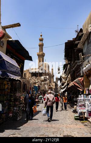 Khan al Khalili Basar, Hauptstraße und Minarett der Moschee, islamische Gegend von Alt-Kairo, Ägypten, Nordafrika, Afrika Stockfoto