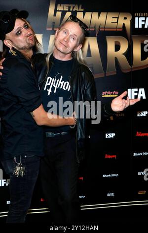 Metal Hammer Awards 2024, Preisverleihung in der Uber Eats Music Hall, Berlin, 31.08.2024 Axel One und Roman Geike Romano bei der Verleihung der Metal Hammer Awards 2024 in der Uber Eats Music Hall. Berlin, 31.08.2024 Berlin Uber Eats Music Hall *** Metal Hammer Awards 2024, Preisverleihung in der Uber Eats Music Hall, Berlin, 31 08 2024 Axel One und Roman Geike Romano bei den Metal Hammer Awards 2024 Zeremonie in der Uber Eats Music Hall Berlin, 31 08 2024 Berlin Uber Eats Music Hall Copyright: XAnitaxBuggex Stockfoto