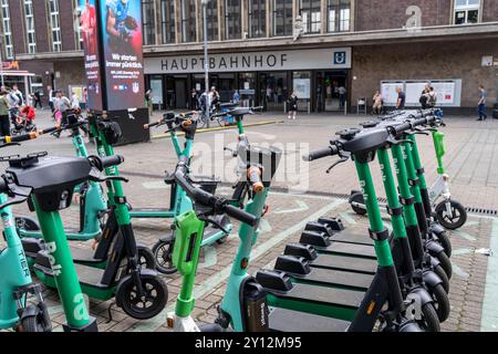 Auswiesene Sharingstationen, Abstellplatz für E-Scooter, Mietfahrräder, E-Roller, vor dem Hauptbahnhof in Düsseldorf, NRW, Deutschland, E-Roller *** ausgewiesene Sharingstationen, Parkplatz für E-Scooter, Leihfahrräder, E-Scooter, vor dem Hauptbahnhof in Düsseldorf, NRW, Deutschland, E-Scooter Stockfoto