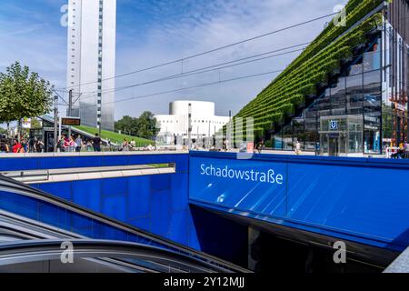 Grüne Fassade, aus über 30,000 Hainbuchen, die eine gut 8 km lange Hecke, auf dem Dach und der Fassade des Kö-Bogen-2 Häuser bilden größte begrünte Fassade in Europa, Dreischeibenhaus, Düsseldorfer Schauspielhaus, Eingang zur U-Bahnhaltestelle Schadowstraße, Düsseldorf NRW, Deutschland Heckenhaus *** Grüne Fassade, bestehend aus über 30.000 Hainbalken, die eine gut 8 Kilometer lange Hecke bilden Eingang zum U-Bahnhof Schadowstraße, Düsseldorf NRW, G Stockfoto