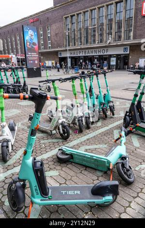 Auswiesene Sharingstationen, Abstellplatz für E-Scooter, Mietfahrräder, E-Roller, vor dem Hauptbahnhof in Düsseldorf, NRW, Deutschland, E-Roller *** ausgewiesene Sharingstationen, Parkplatz für E-Scooter, Leihfahrräder, E-Scooter, vor dem Hauptbahnhof in Düsseldorf, NRW, Deutschland, E-Scooter Stockfoto